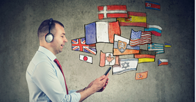 Mann mit Kopfhörern und Smartphone und verschiedenen Länderflaggen