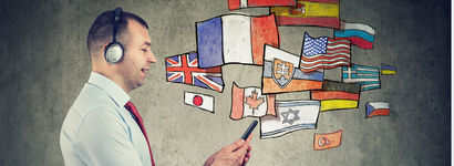 Mann mit Kopfhörern und Smartphone und verschiedenen Länderflaggen